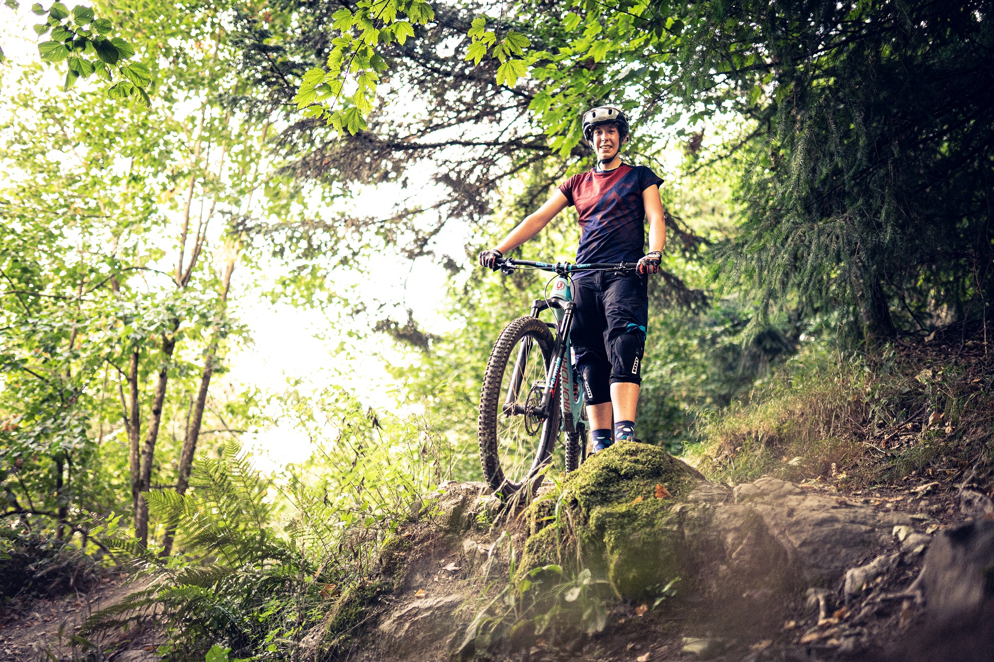 Saskia mit ihrem Fahrrad auf den Freiburger Trails