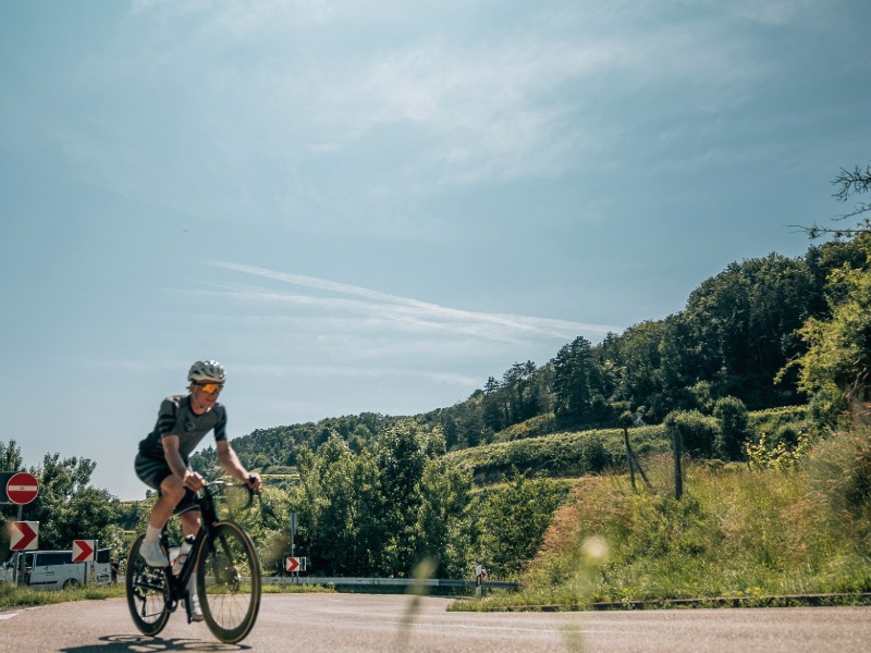 Saskia mit ihrem Fahrrad auf den Freiburger Trails